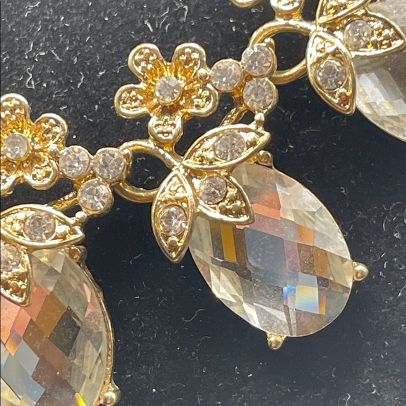 2.15.26-30 Elegant Goldtone & Clear Faceted Prong-set Floral Necklace(7”+2”) - Picture 5 of 9